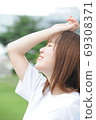 抬頭望著天空，眼花azz亂的年輕女子 69308371