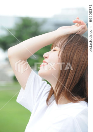 抬頭望著天空,眼花azz亂的年輕女子 抬頭望著天空,眼花azz亂的年輕女子 69308371