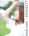 視線遠離陽光的年輕女子 69308377