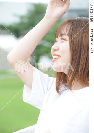 視線遠離陽光的年輕女子 視線遠離陽光的年輕女子 69308377