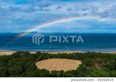Rainbow over Ariakehama, Kanonji City, Kagawa Prefecture 69308414