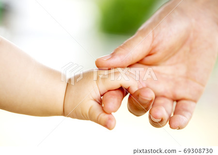 Mother and baby holding hands 69308730