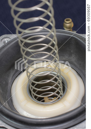 Carburetor vacuum piston overhaul 69309087