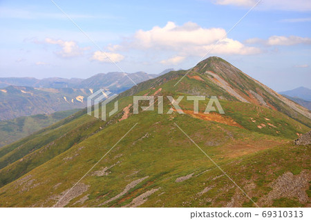 從美瑛富士和秋天的大雪中看到的秋天的Optateshike山 69310313