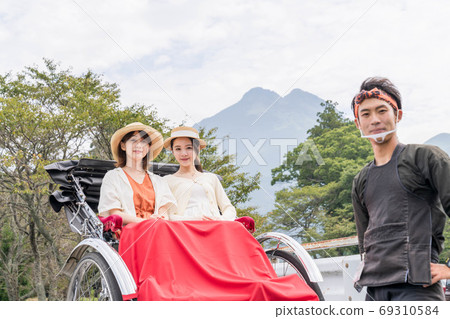 Women and friends enjoying a rickshaw on Yufuin girls' trip [September] [Photo cooperation rickshaw Ebisuya] 69310584