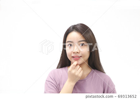 Female cheek cane looking at camera Female cheek cane looking at camera 69313652