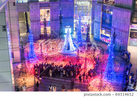 Illuminations light up at at Caretta shopping mall in Shiodome district, Odaiba area. Illuminations light up at at Caretta shopping mall in Shiodome district, Odaiba area. 69314652