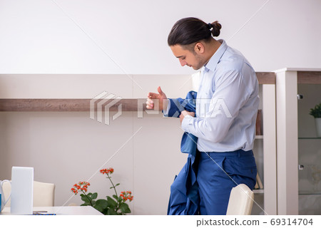 Young male employee working from the house Young male employee working from the house 69314704