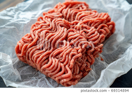 minced meat on cooking paper and stone tray minced meat on cooking paper and stone tray 69314894