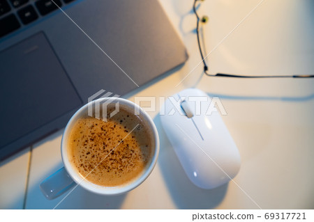 social distance. Desk freelancer in isolation.  69317721