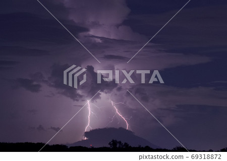 Lightning that occurred in the direction of Mt.... - Stock Photo [69318872]  - PIXTA