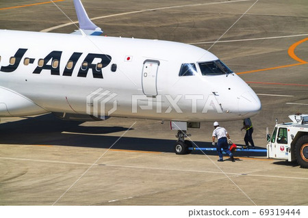 宮城縣名取市的牽引拖拉機和飛機的機場景觀 宮城縣名取市的牽引拖拉機和飛機的機場景觀 69319444