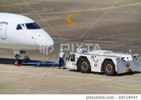 宮城縣名取市的牽引拖拉機和飛機的機場景觀 69319445