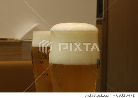啤酒倒入一杯 69320471