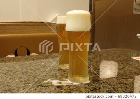 啤酒倒入一杯 69320472