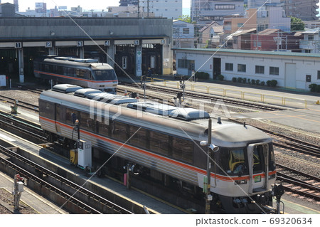 Kiha 85 series wide view folds under inspection in Nagoya vehicle ward Kiha 85 series wide view folds under inspection in Nagoya vehicle ward 69320634