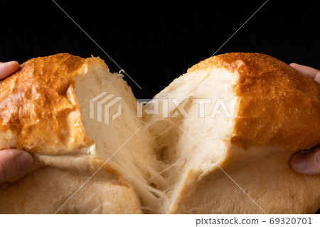 把麵包切成兩半 69320701