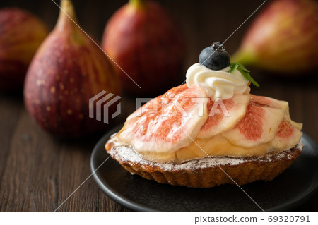 Fig tart 69320791