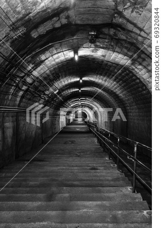 Tsutsuishi Station: Stairs connecting the platform and the ground (monochrome) 69320844