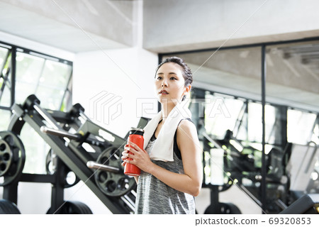 Gym woman training break 69320853