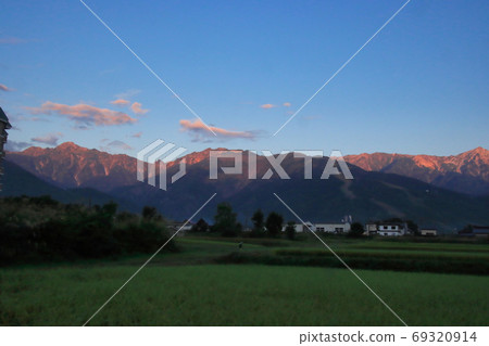 長野縣白馬村美麗的摩根羅斯(日出)Karamatsudake和Goryudake 長野縣白馬村美麗的摩根羅斯(日出)Karamatsudake和Goryudake 69320914