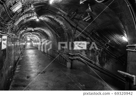 Tsutsuishi Station: Passage (monochrome) Tsutsuishi Station: Passage (monochrome) 69320942