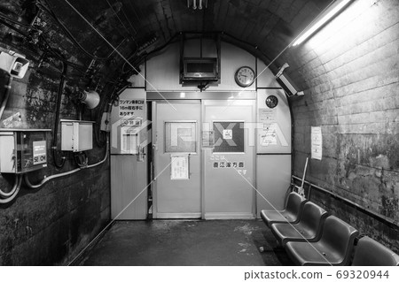 Tsutsuishi Station: Platform side waiting room (monochrome) Tsutsuishi Station: Platform side waiting room (monochrome) 69320944