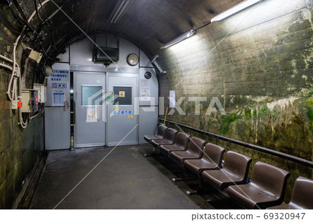 Tsutsuishi Station: Platform side waiting room Tsutsuishi Station: Platform side waiting room 69320947