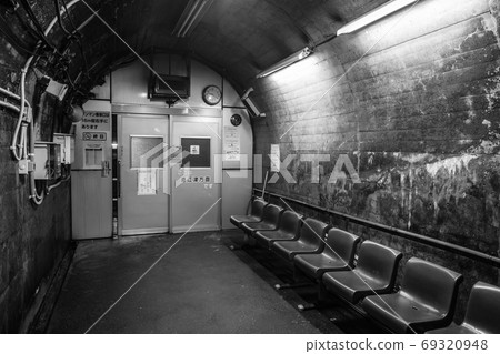 Tsutsuishi Station: Platform side waiting room (monochrome) 69320948