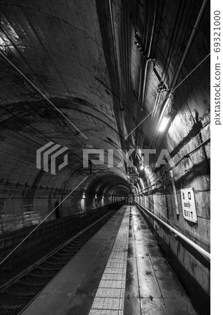 Tsutsuishi Station: Platform (monochrome) 69321000