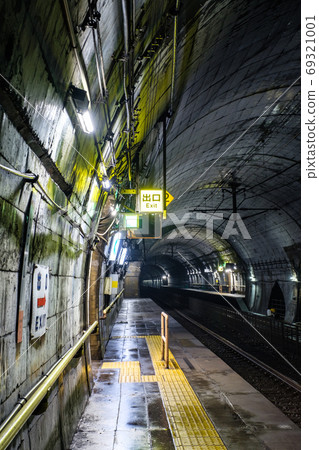 Tsutsuishi Station: Platform Tsutsuishi Station: Platform 69321001