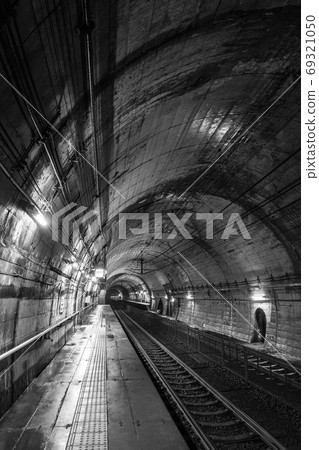 Tsutsuishi Station: Platform (monochrome) 69321050