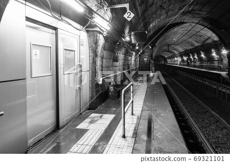 Tsutsuishi Station: Platform (monochrome) 69321101