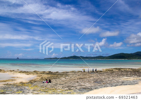 National natural monument Tatami stone beach like a turtle shell Nishioku Takeshima beach | Kumejima Okinawa Prefecture landscape photograph National natural monument Tatami stone beach like a turtle shell Nishioku Takeshima beach | Kumejima Okinawa Prefecture landscape photograph 69321463