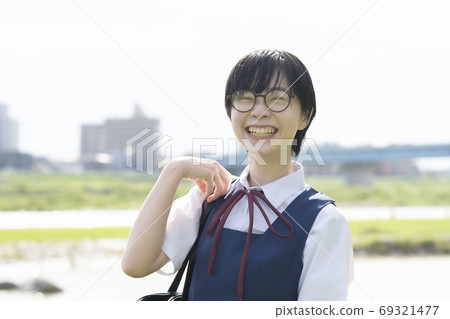 High school girl who goes to school with a smile 69321477