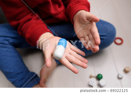 A child A child 69322125