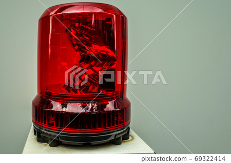明亮的紅色旋轉燈 69322414