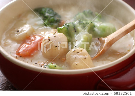 Steaming hot scallop cream stew 69322561