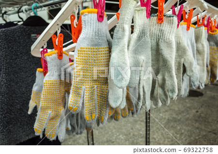 Dry the work gloves 69322758