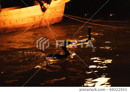篝火照亮的長良川的上海 69322933