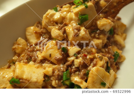 Serve mapo tofu on a plate 69322996