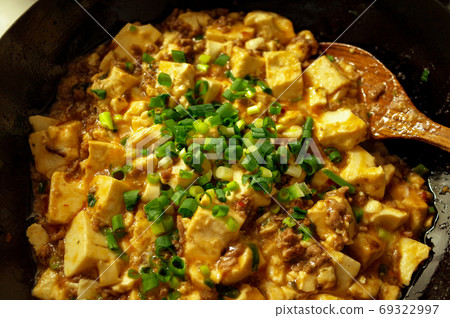 Making mapo tofu Making mapo tofu 69322997