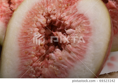 Harvest and cut figs Harvest and cut figs 69323142