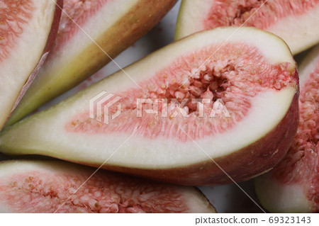 Harvest and cut figs 69323143