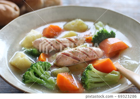 Pot-au-feu with plenty of vegetables Pot-au-feu with plenty of vegetables 69323286