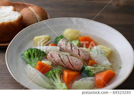 Pot-au-feu with plenty of vegetables Pot-au-feu with plenty of vegetables 69323293