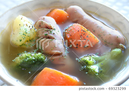 Pot-au-feu with plenty of vegetables Pot-au-feu with plenty of vegetables 69323299