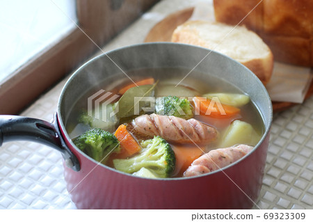 Pot-au-feu with plenty of vegetables 69323309