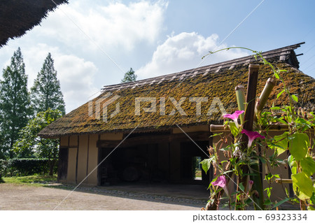 茅草屋頂和花園 茅草屋頂和花園 69323334