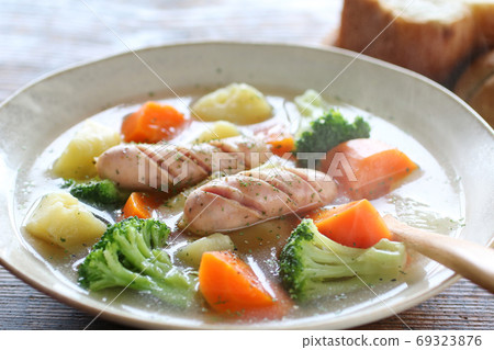 Pot-au-feu with plenty of vegetables Pot-au-feu with plenty of vegetables 69323876